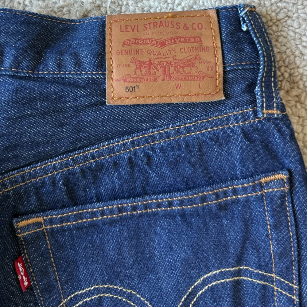 Levi's Women’s 501 Deep Indigo Straight Jeans - Picture 6 of 7